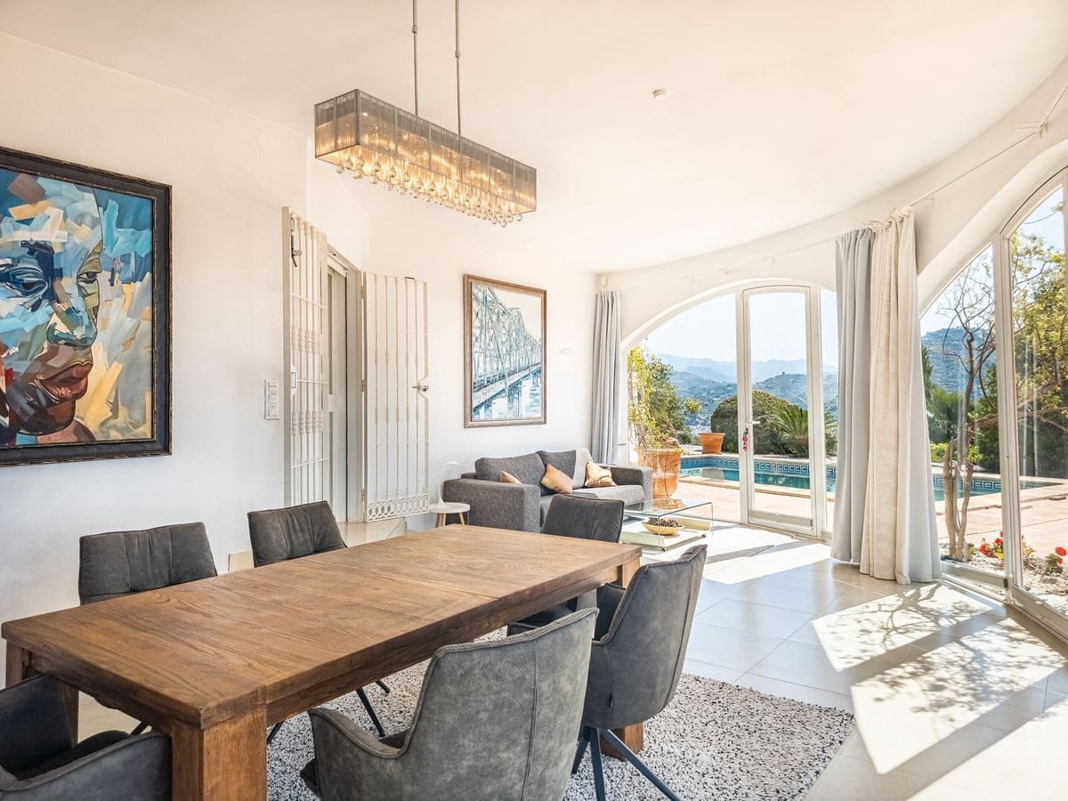 3 quarto Moradia para venda em Arenas com piscina garagem - 715 000 € (Ref: 9811337)