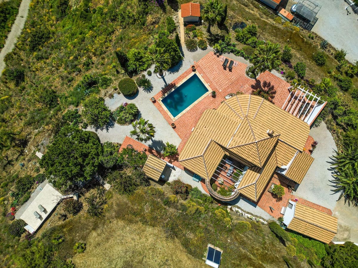 3 quarto Moradia para venda em Arenas com piscina garagem - 715 000 € (Ref: 9811337)