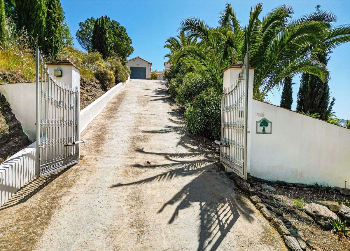 3 quarto Moradia para venda em Arenas com piscina garagem - 715 000 € (Ref: 9811337)