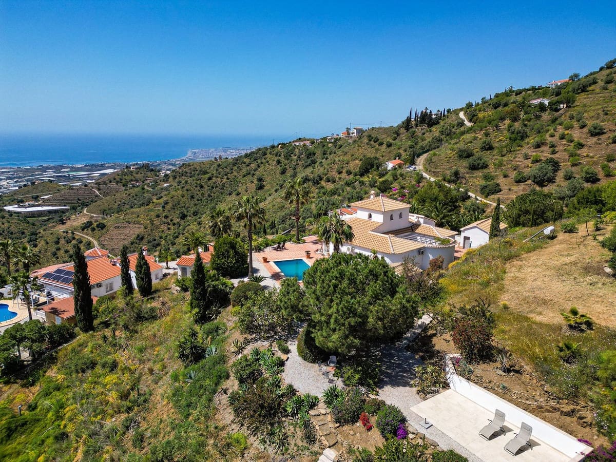 3 quarto Moradia para venda em Arenas com piscina garagem - 715 000 € (Ref: 9811337)