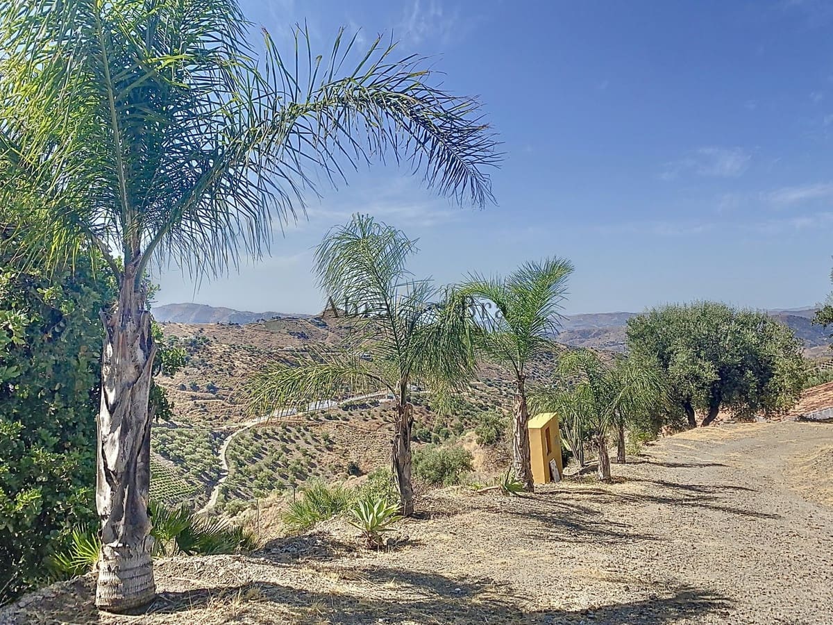 Chalet de 3 habitaciones en Canillas de Aceituno en venta con garaje - 265.000 € (Ref: 9834244)