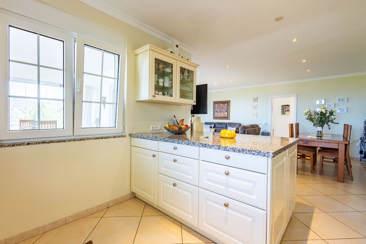 6 bedroom Villa for sale in Sayalonga with pool garage - € 890,000 (Ref: 9860659)