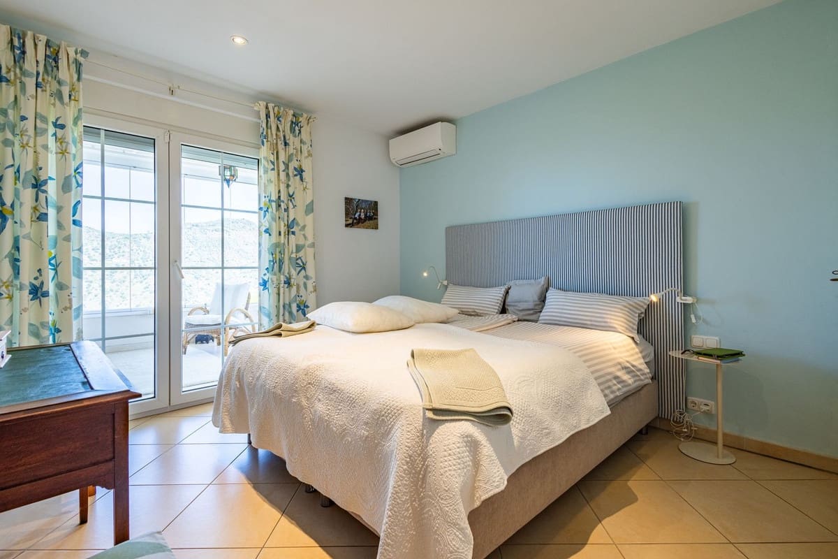 6 bedroom Villa for sale in Sayalonga with pool garage - € 890,000 (Ref: 9860659)