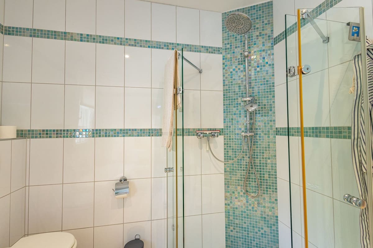 6 bedroom Villa for sale in Sayalonga with pool garage - € 890,000 (Ref: 9860659)