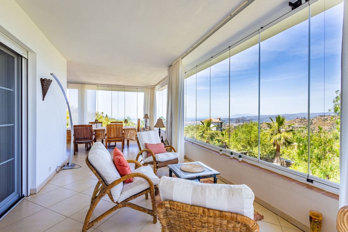 6 bedroom Villa for sale in Sayalonga with pool garage - € 890,000 (Ref: 9860659)