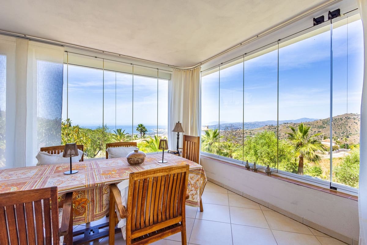 6 bedroom Villa for sale in Sayalonga with pool garage - € 890,000 (Ref: 9860659)