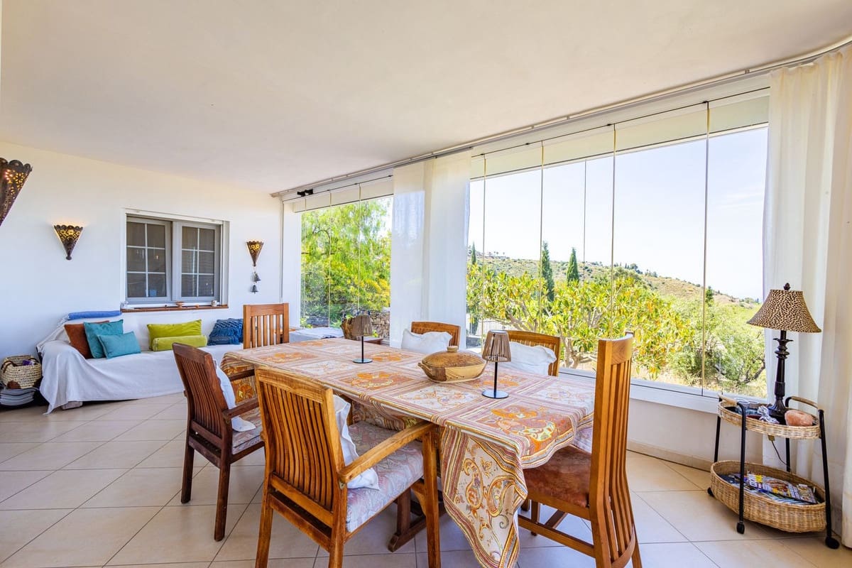 6 bedroom Villa for sale in Sayalonga with pool garage - € 890,000 (Ref: 9860659)