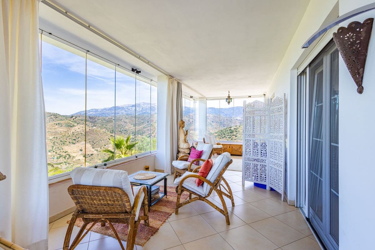 6 bedroom Villa for sale in Sayalonga with pool garage - € 890,000 (Ref: 9860659)