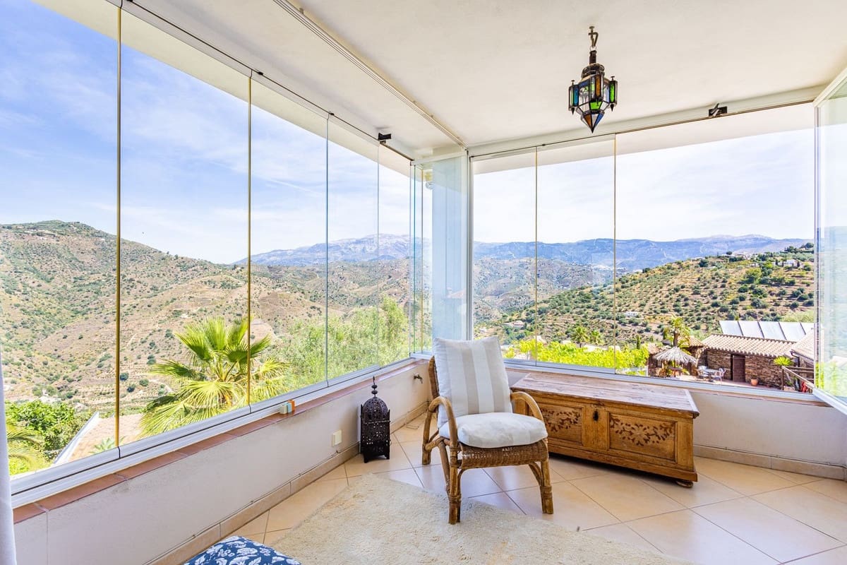 6 bedroom Villa for sale in Sayalonga with pool garage - € 890,000 (Ref: 9860659)