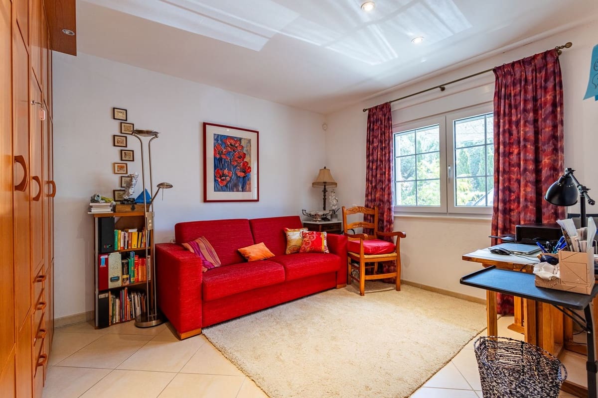 6 bedroom Villa for sale in Sayalonga with pool garage - € 890,000 (Ref: 9860659)