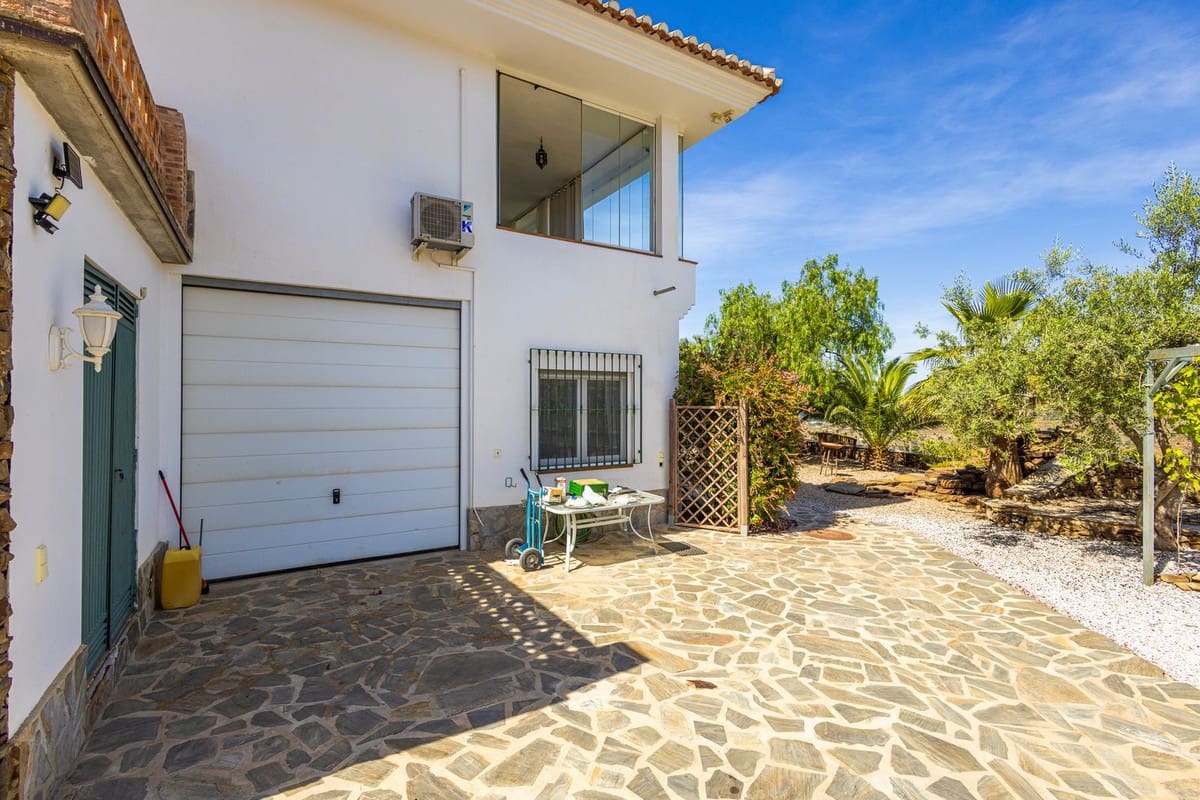 6 bedroom Villa for sale in Sayalonga with pool garage - € 890,000 (Ref: 9860659)