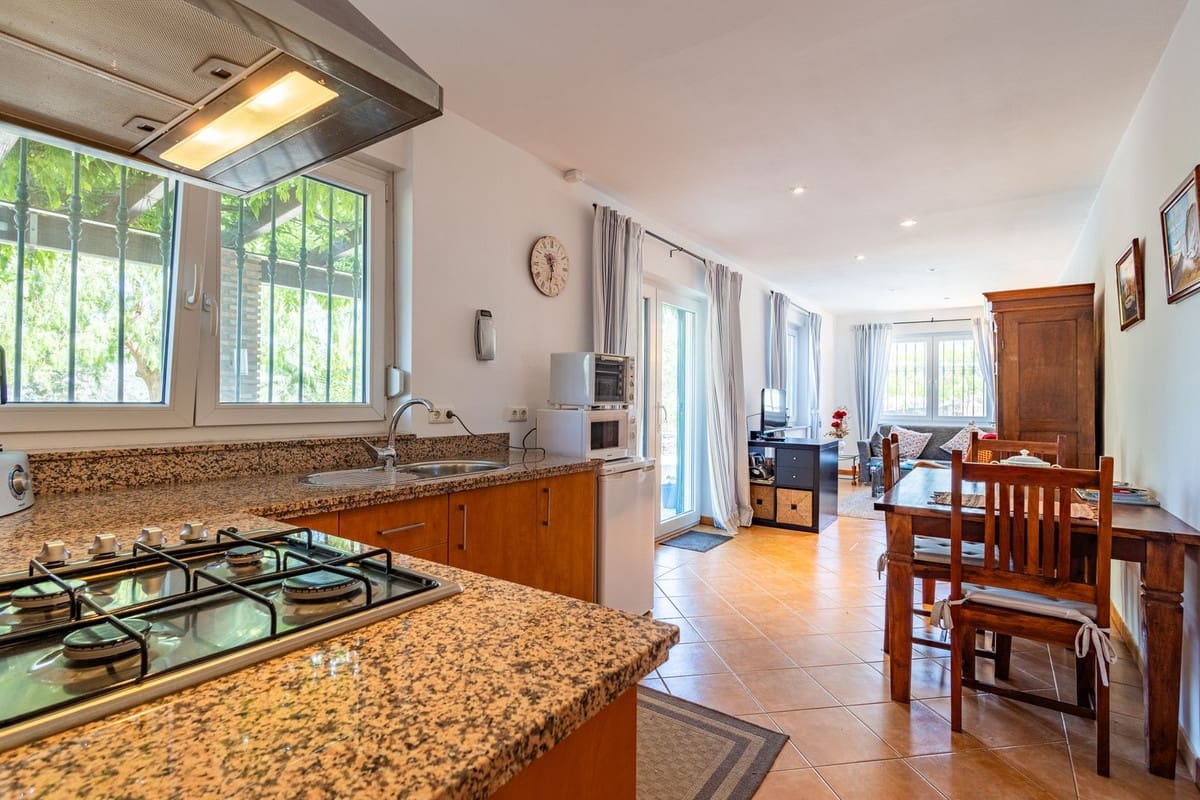 6 bedroom Villa for sale in Sayalonga with pool garage - € 890,000 (Ref: 9860659)
