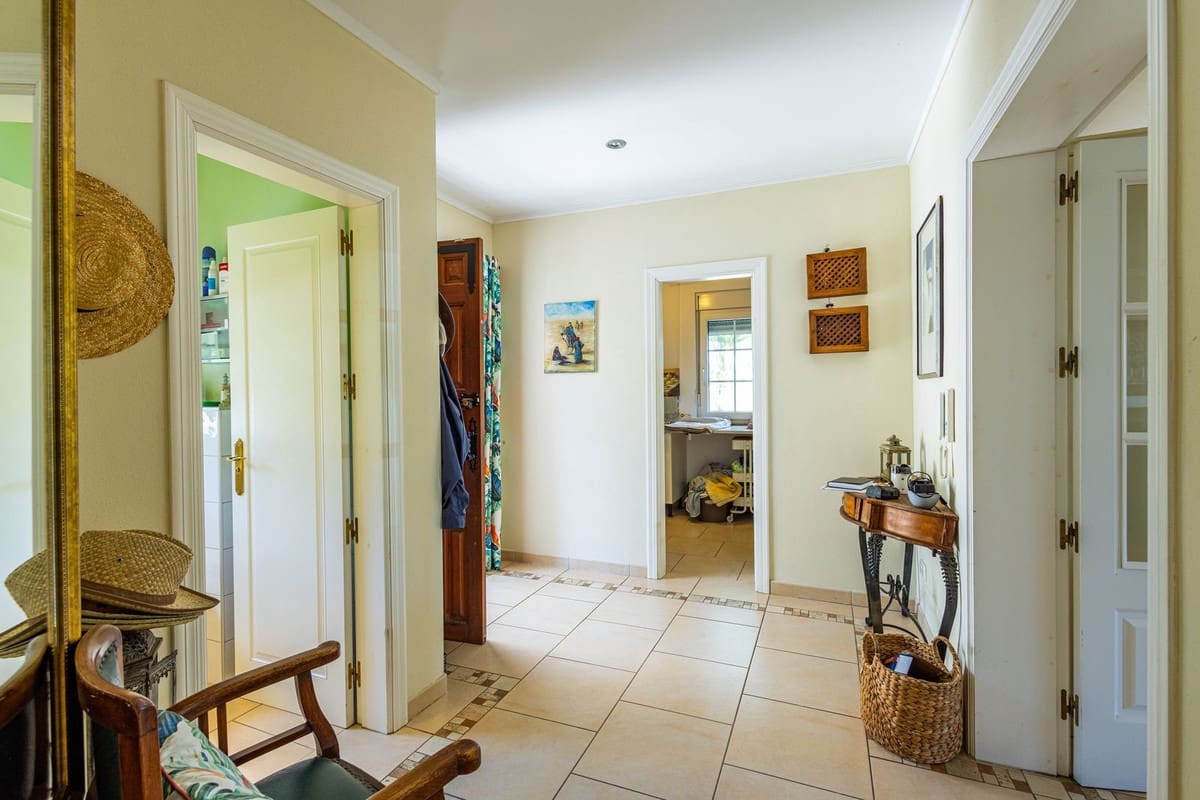 6 bedroom Villa for sale in Sayalonga with pool garage - € 890,000 (Ref: 9860659)