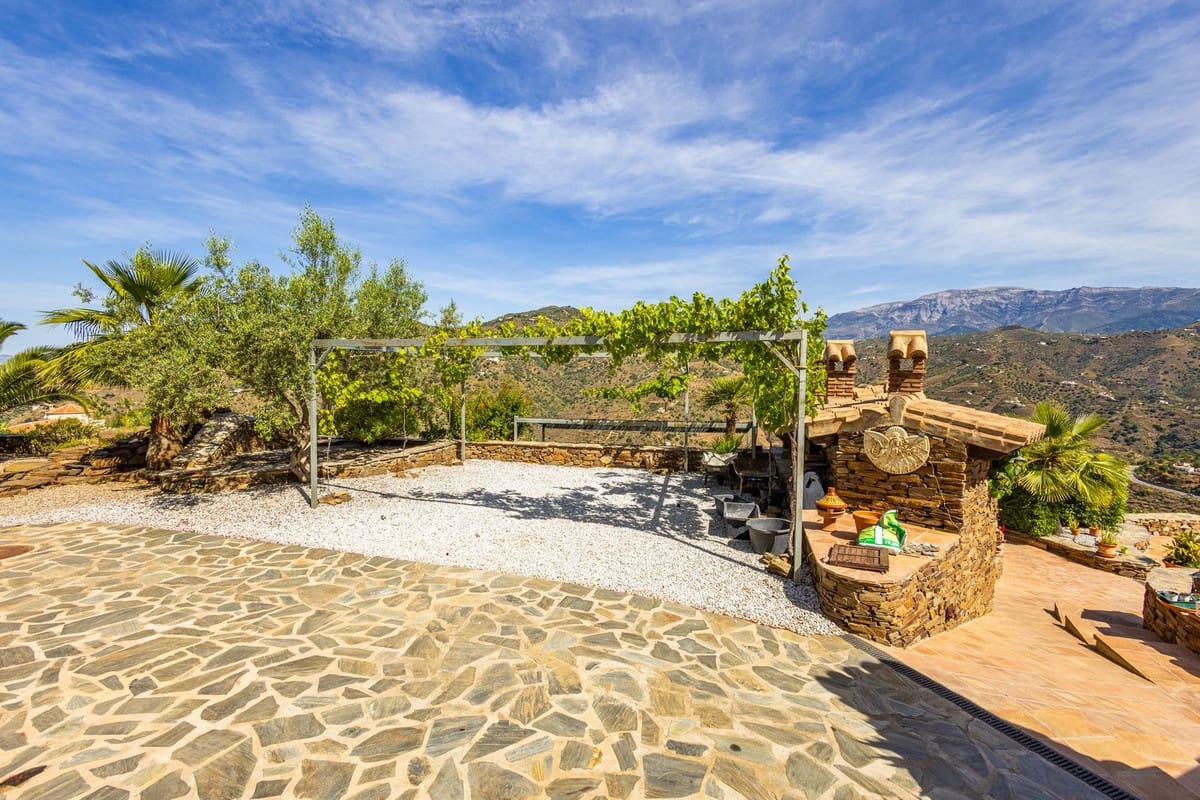6 bedroom Villa for sale in Sayalonga with pool garage - € 890,000 (Ref: 9860659)