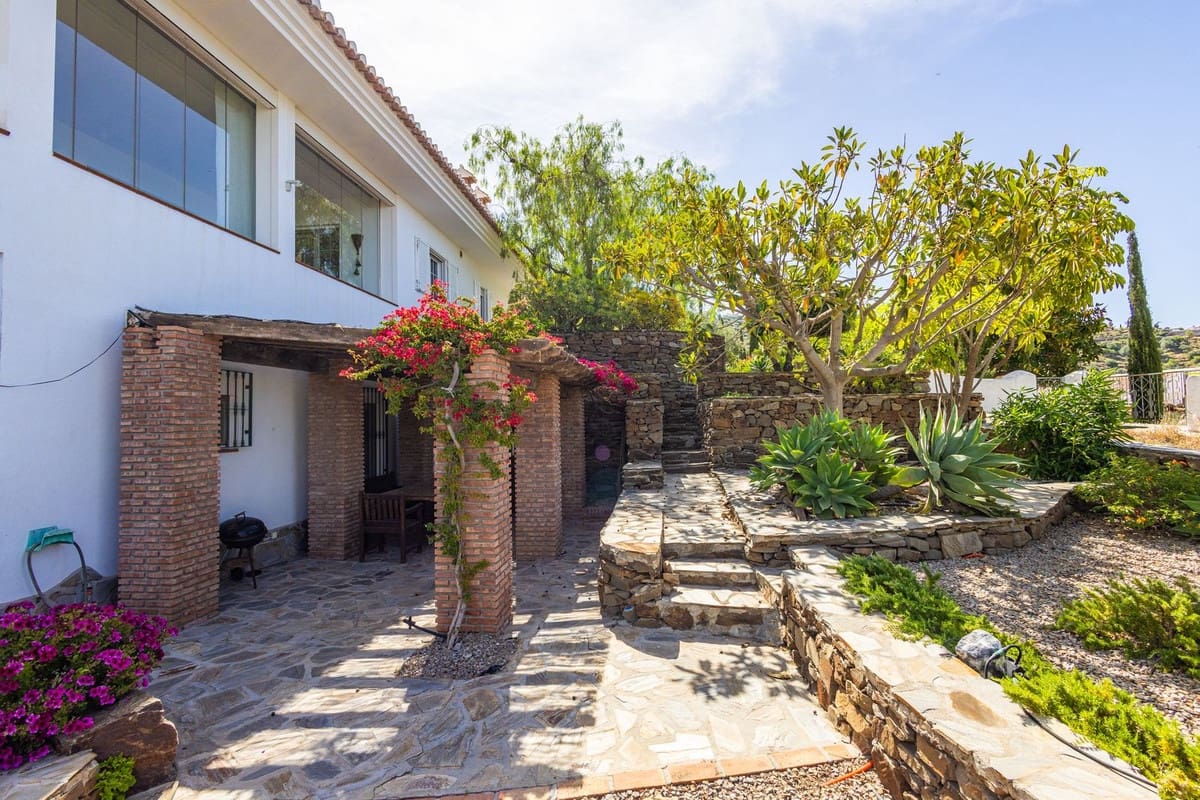6 bedroom Villa for sale in Sayalonga with pool garage - € 890,000 (Ref: 9860659)