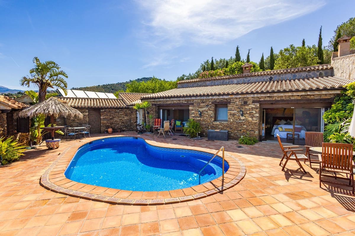 6 bedroom Villa for sale in Sayalonga with pool garage - € 890,000 (Ref: 9860659)