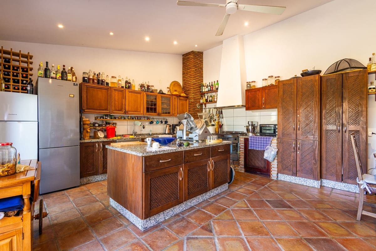 6 bedroom Villa for sale in Sayalonga with pool garage - € 890,000 (Ref: 9860659)
