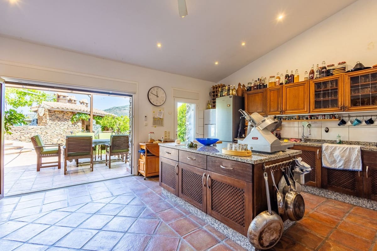6 bedroom Villa for sale in Sayalonga with pool garage - € 890,000 (Ref: 9860659)