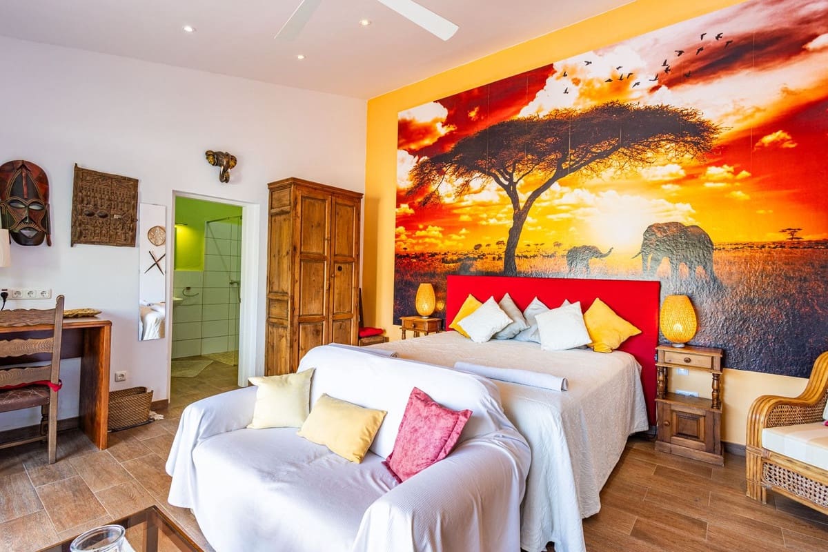 6 bedroom Villa for sale in Sayalonga with pool garage - € 890,000 (Ref: 9860659)