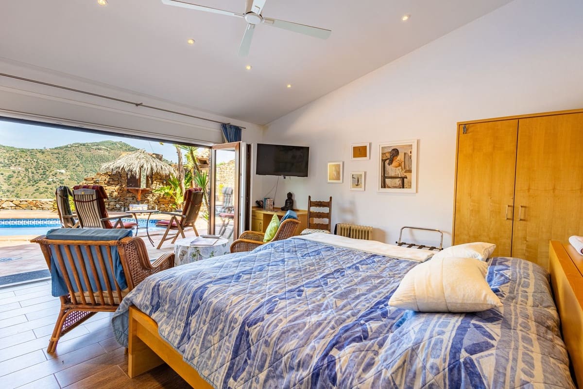 6 bedroom Villa for sale in Sayalonga with pool garage - € 890,000 (Ref: 9860659)