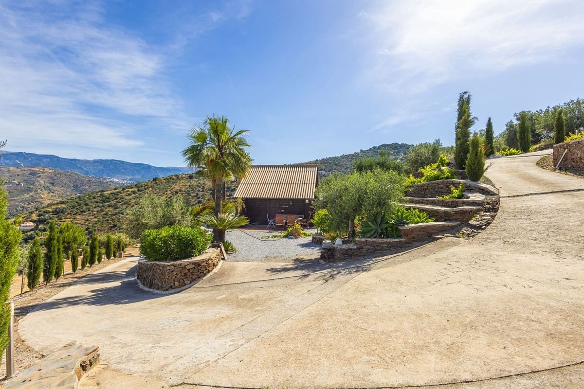 6 bedroom Villa for sale in Sayalonga with pool garage - € 890,000 (Ref: 9860659)