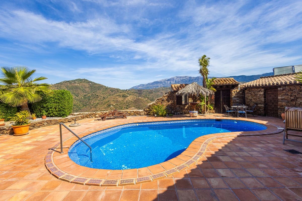 6 bedroom Villa for sale in Sayalonga with pool garage - € 890,000 (Ref: 9860659)