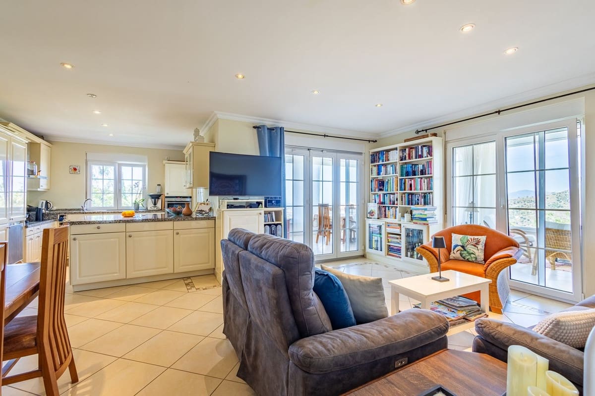 6 bedroom Villa for sale in Sayalonga with pool garage - € 890,000 (Ref: 9860659)