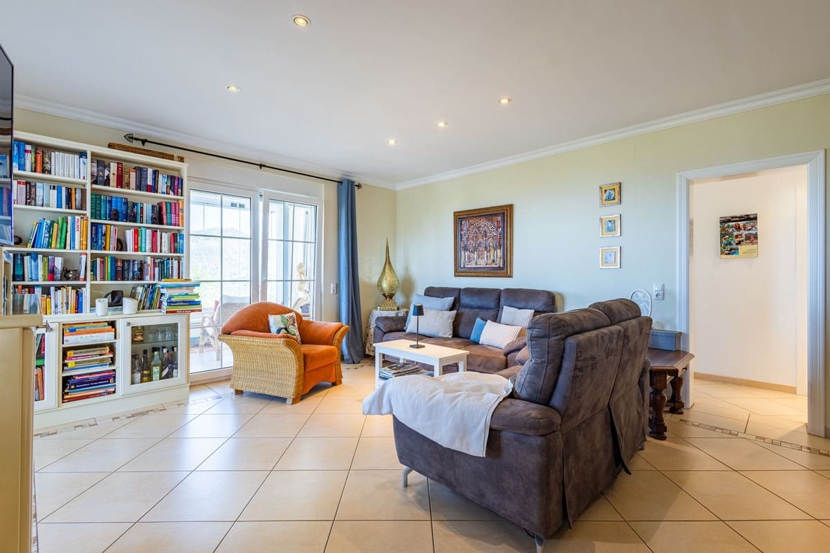 6 bedroom Villa for sale in Sayalonga with pool garage - € 890,000 (Ref: 9860659)