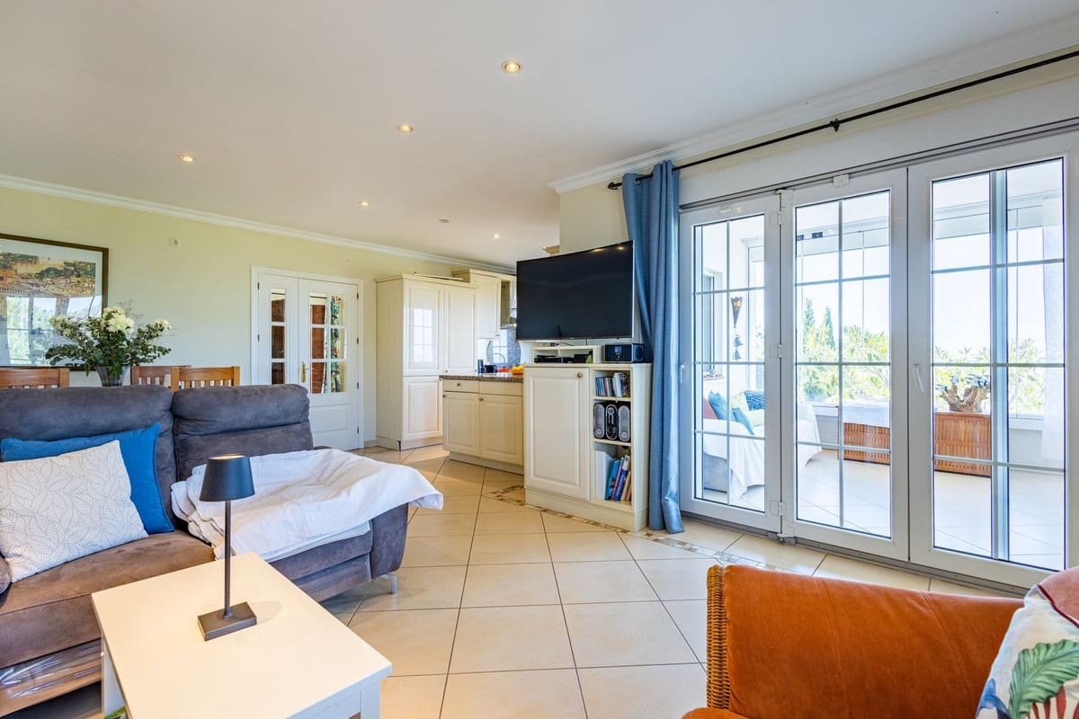 6 bedroom Villa for sale in Sayalonga with pool garage - € 890,000 (Ref: 9860659)