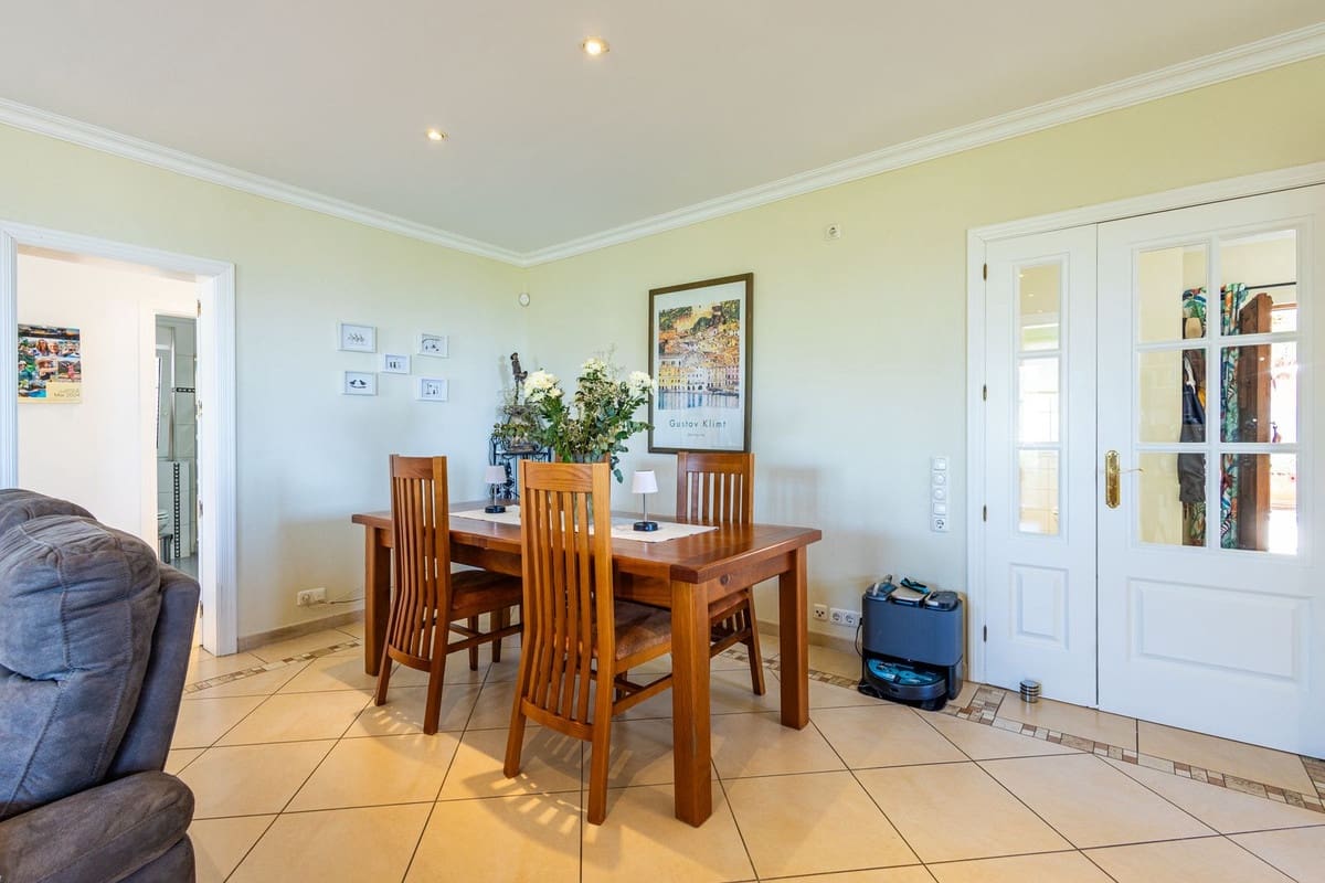 6 bedroom Villa for sale in Sayalonga with pool garage - € 890,000 (Ref: 9860659)
