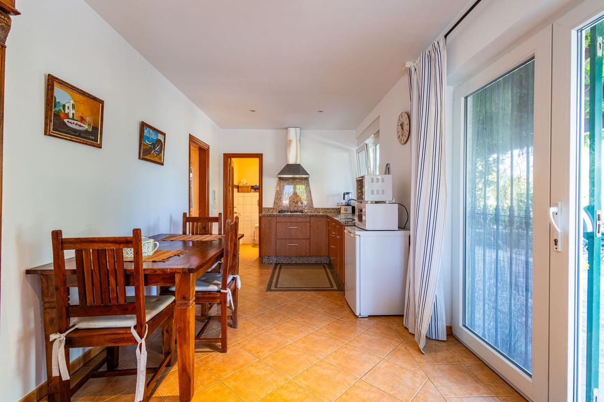 6 bedroom Villa for sale in Sayalonga with pool garage - € 890,000 (Ref: 9860659)