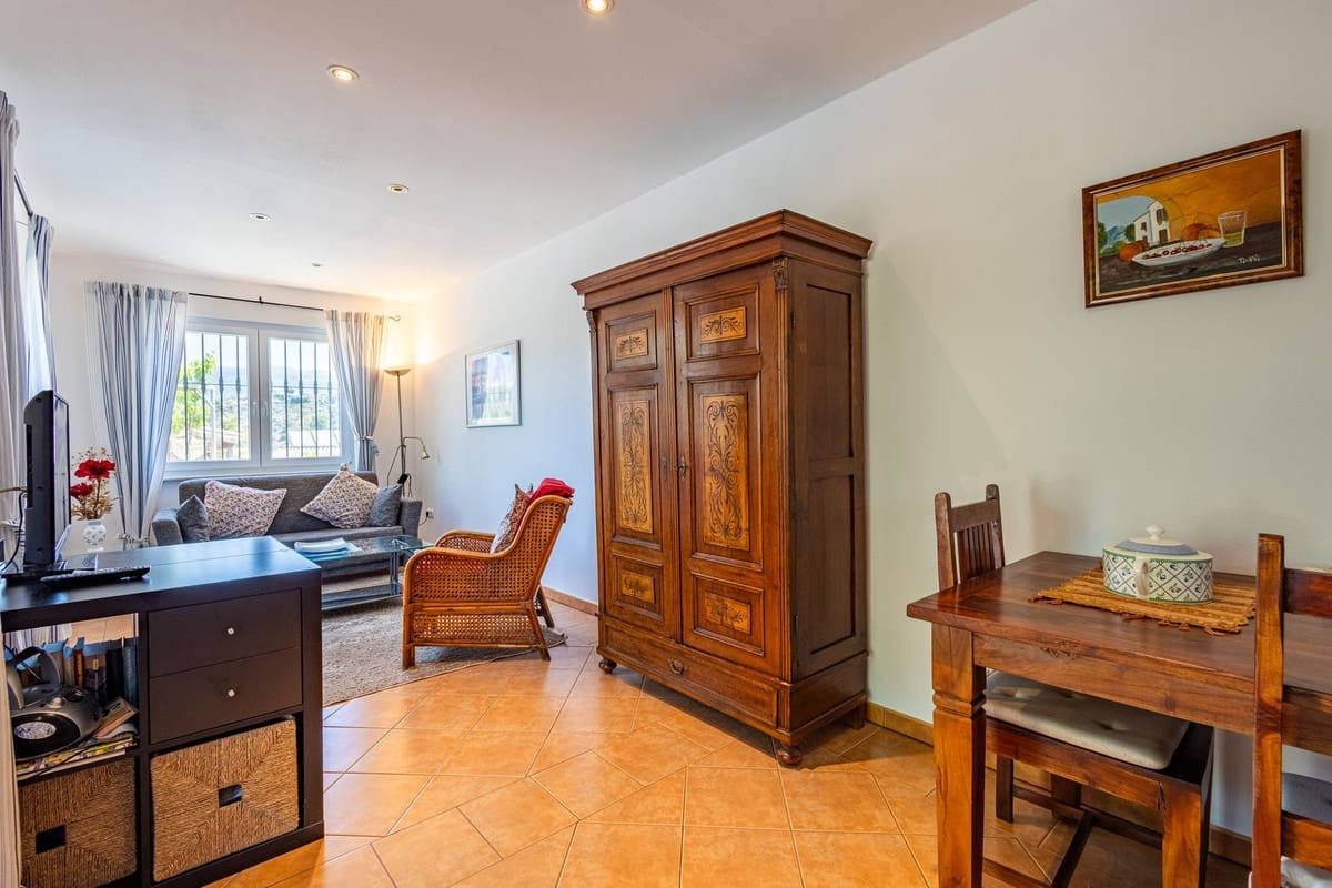 6 bedroom Villa for sale in Sayalonga with pool garage - € 890,000 (Ref: 9860659)