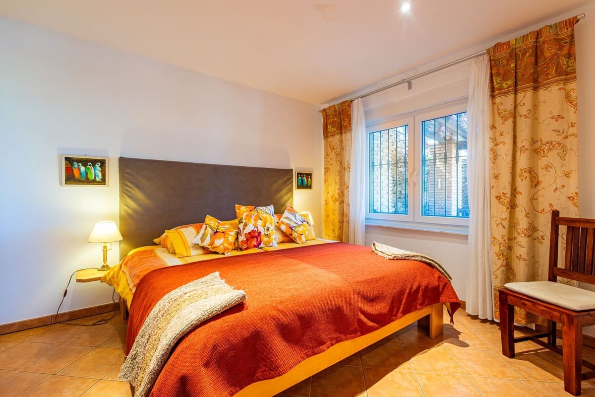 6 bedroom Villa for sale in Sayalonga with pool garage - € 890,000 (Ref: 9860659)
