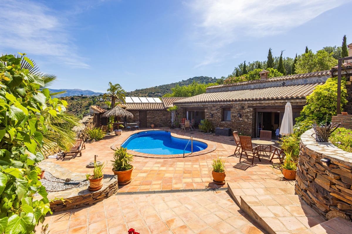 6 bedroom Villa for sale in Sayalonga with pool garage - € 890,000 (Ref: 9860659)