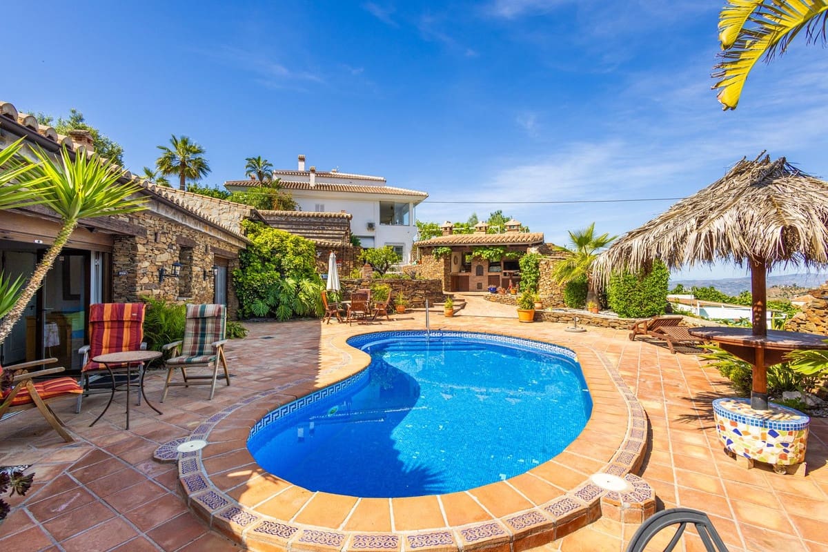 6 bedroom Villa for sale in Sayalonga with pool garage - € 890,000 (Ref: 9860659)