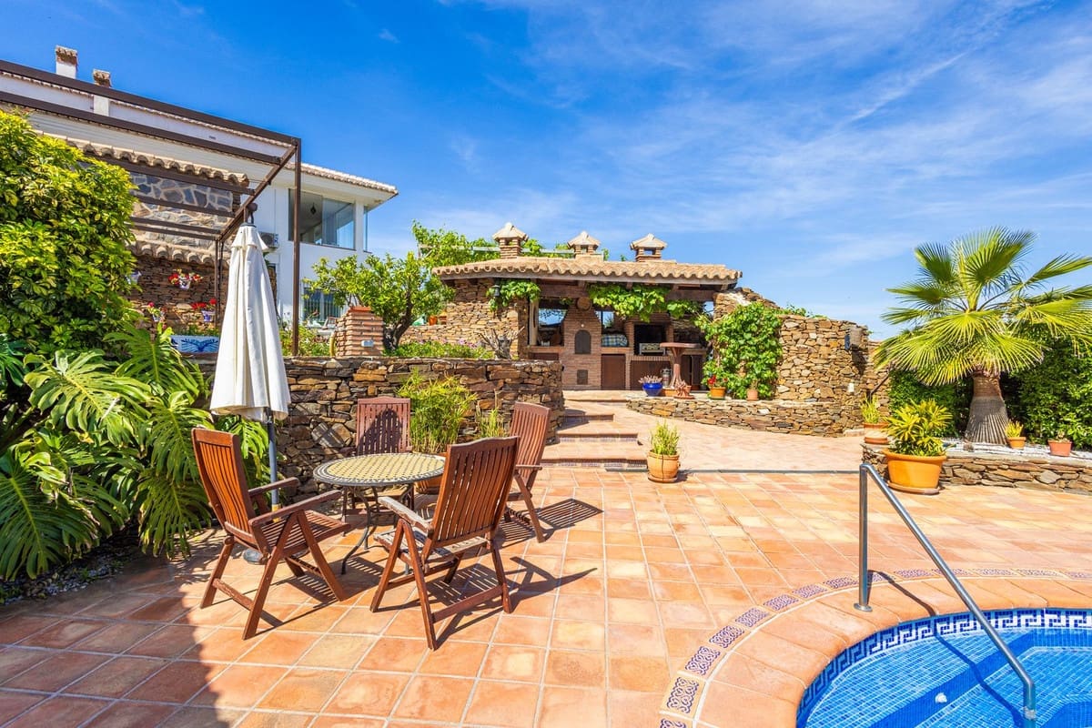 6 bedroom Villa for sale in Sayalonga with pool garage - € 890,000 (Ref: 9860659)