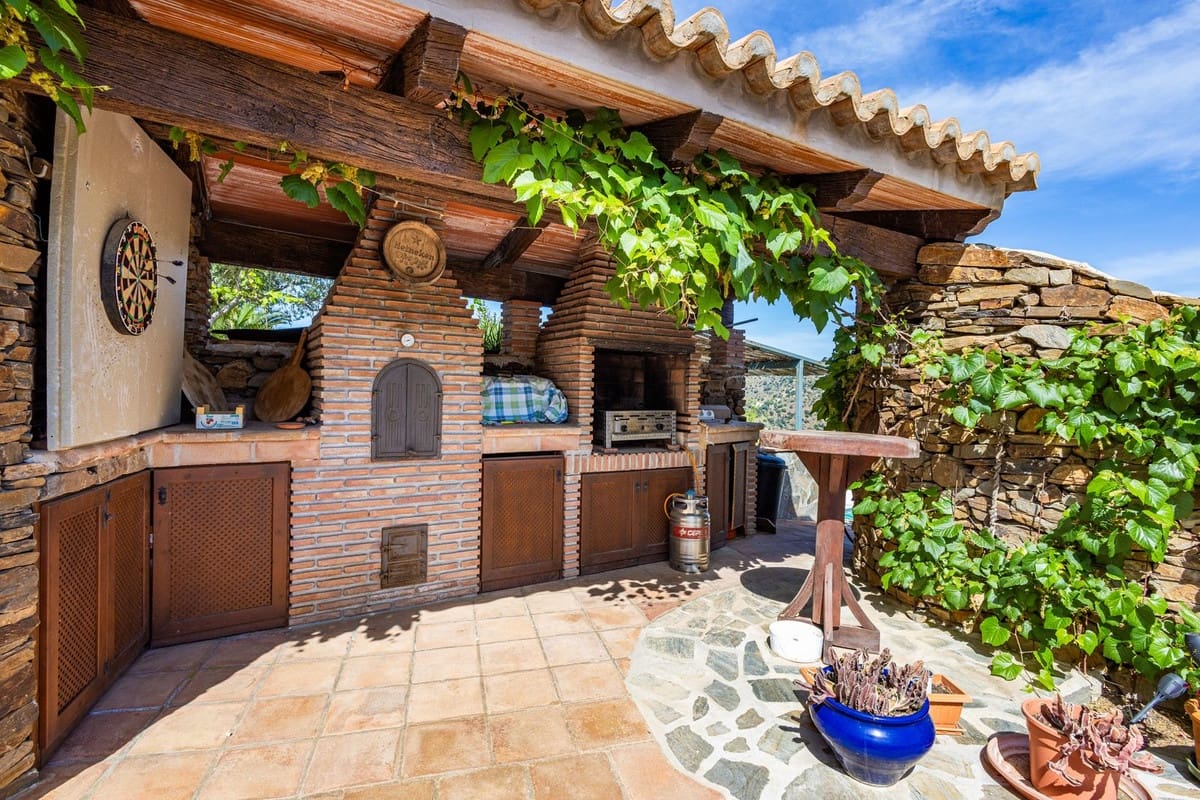6 bedroom Villa for sale in Sayalonga with pool garage - € 890,000 (Ref: 9860659)