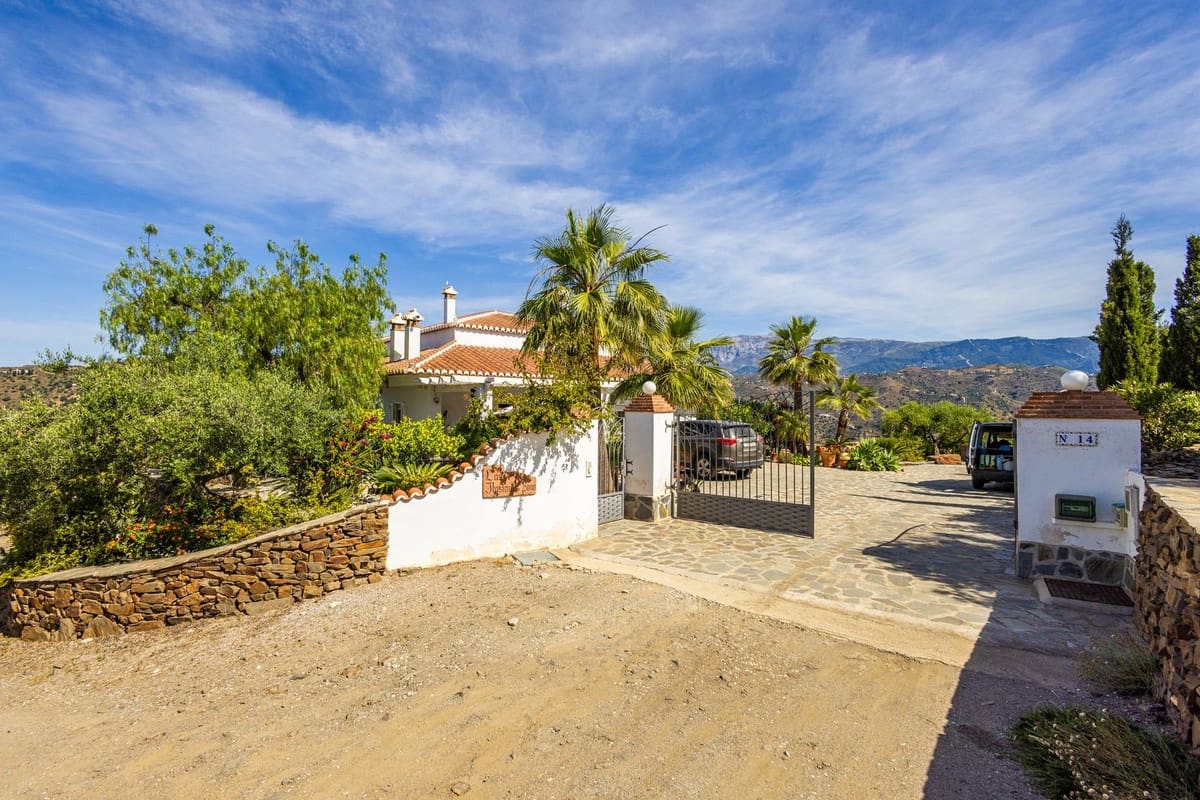 6 bedroom Villa for sale in Sayalonga with pool garage - € 890,000 (Ref: 9860659)