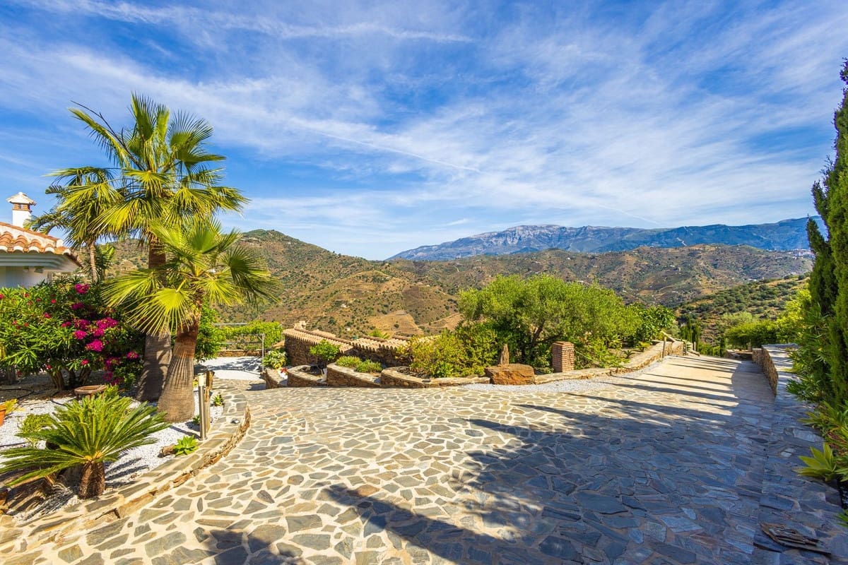 6 bedroom Villa for sale in Sayalonga with pool garage - € 890,000 (Ref: 9860659)