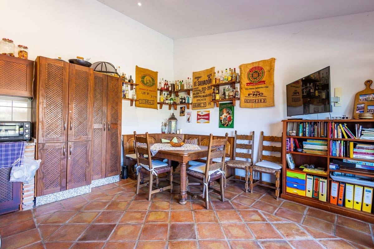 6 bedroom Villa for sale in Sayalonga with pool garage - € 890,000 (Ref: 9860659)