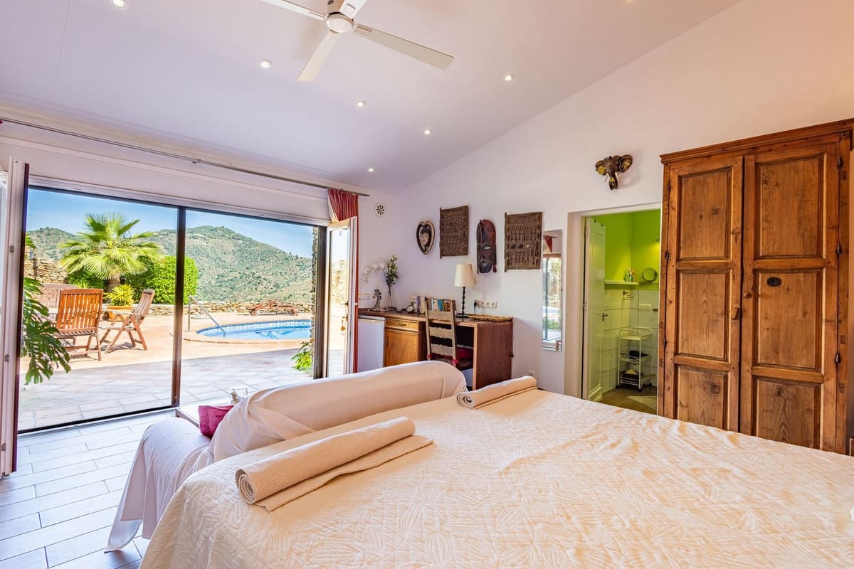6 bedroom Villa for sale in Sayalonga with pool garage - € 890,000 (Ref: 9860659)