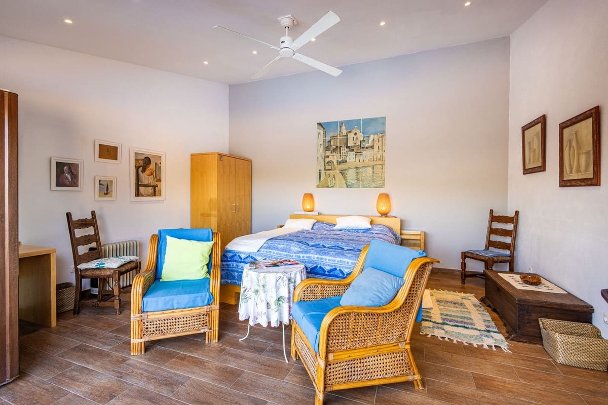 6 bedroom Villa for sale in Sayalonga with pool garage - € 890,000 (Ref: 9860659)