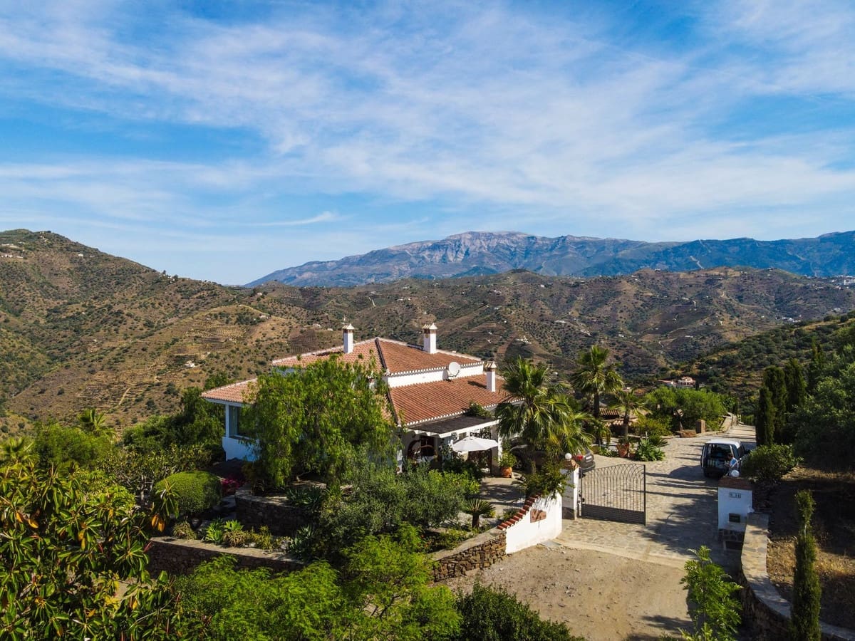 6 bedroom Villa for sale in Sayalonga with pool garage - € 890,000 (Ref: 9860659)