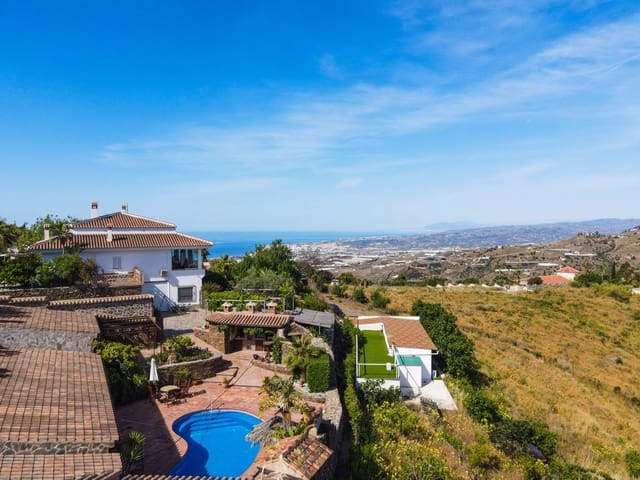 Chalet de 6 habitaciones en Sayalonga en venta con piscina garaje - 890.000 € (Ref: 9860659)