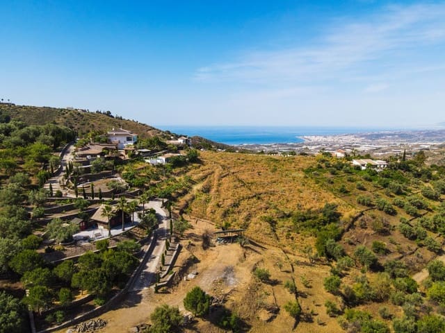 Chalet de 6 habitaciones en Sayalonga en venta con piscina garaje - 890.000 € (Ref: 9860659)