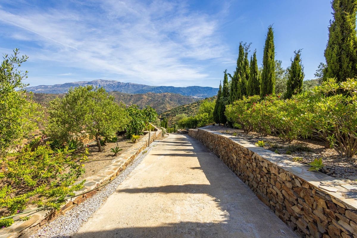 6 bedroom Villa for sale in Sayalonga with pool garage - € 890,000 (Ref: 9860659)