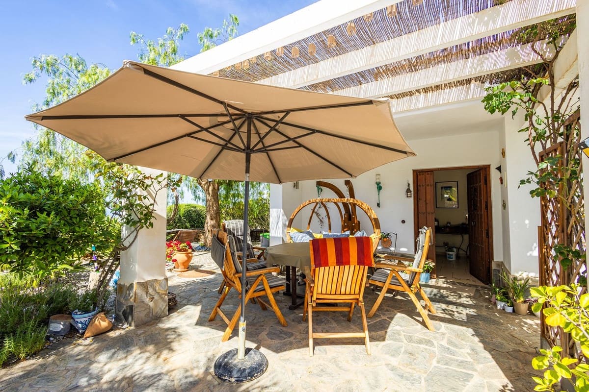 6 bedroom Villa for sale in Sayalonga with pool garage - € 890,000 (Ref: 9860659)