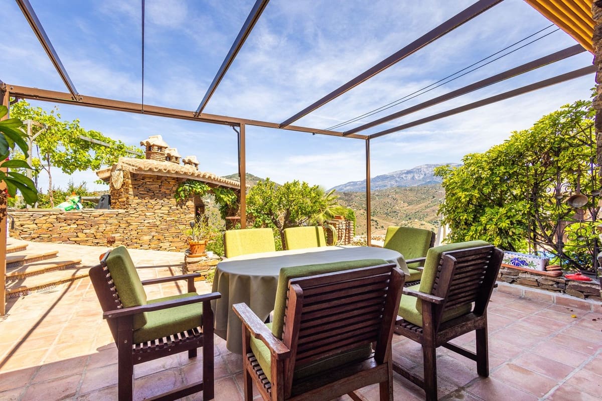 6 bedroom Villa for sale in Sayalonga with pool garage - € 890,000 (Ref: 9860659)