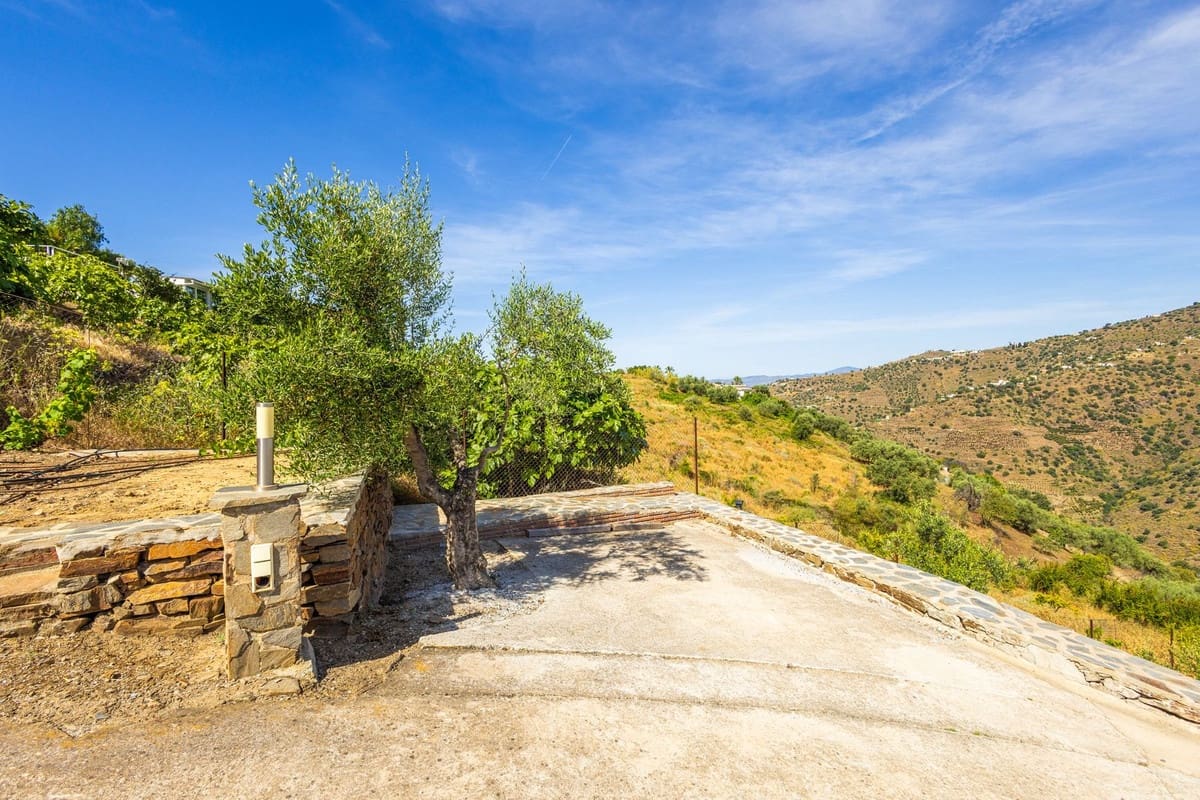 6 bedroom Villa for sale in Sayalonga with pool garage - € 890,000 (Ref: 9860659)