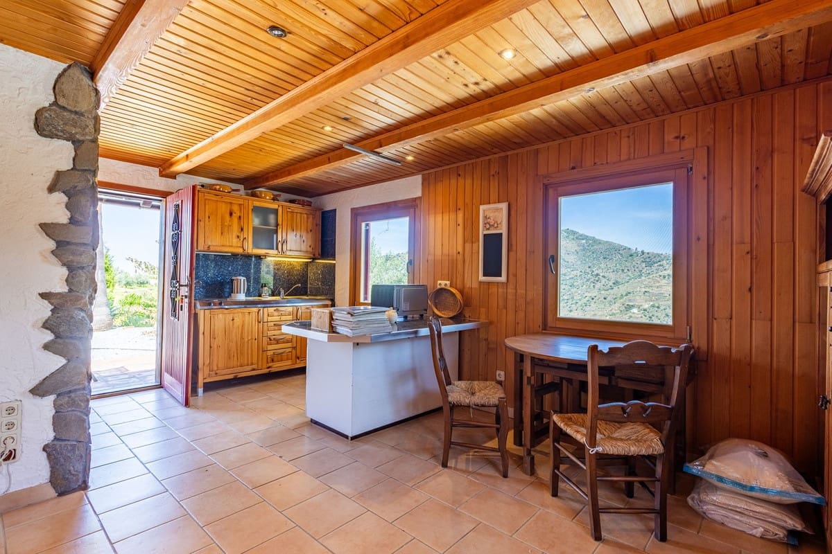 6 bedroom Villa for sale in Sayalonga with pool garage - € 890,000 (Ref: 9860659)